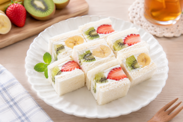 フルーツサンドの爽やかな朝食プレート