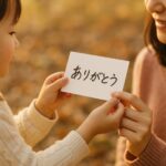 秋の光の中で、子どもが手作りカードを大人に渡す様子を写した写真風のイメージ