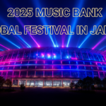 2025 MUSIC BANK GLOBAL FESTIVAL IN JAPANのアイキャッチ画像｜夜の国立競技場がピンクとブルーのライトで彩られたフェスビジュアル