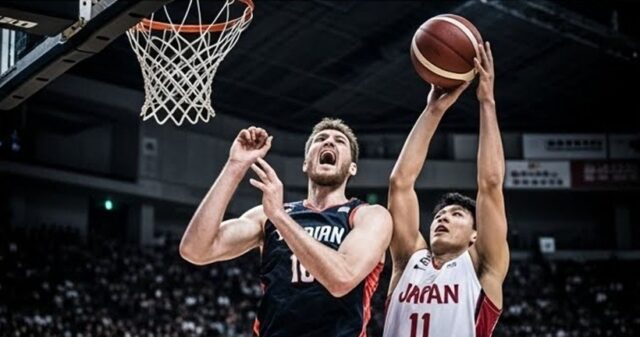 バスケットボールの試合における外国人選手と日本人選手の攻防