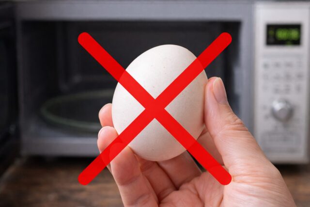 電子レンジでゆで卵を作るのは危険