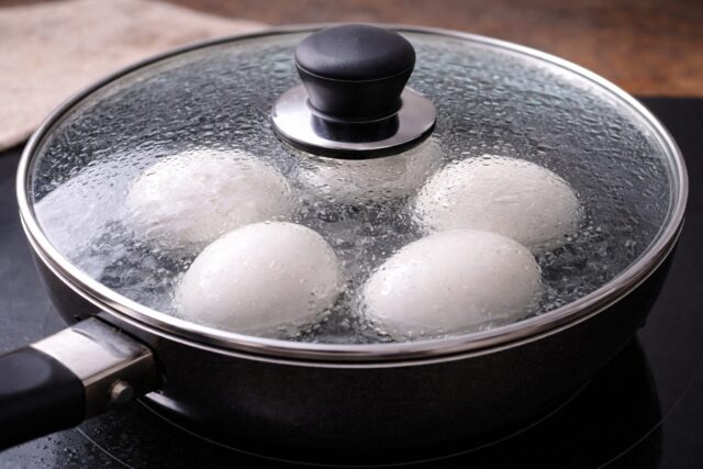 フライパンでゆで卵を作っている様子