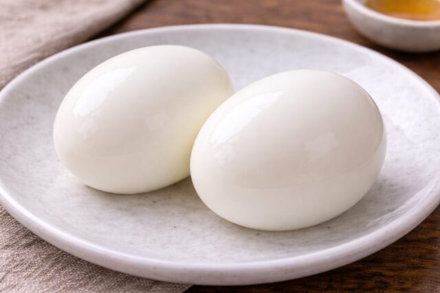 つるんと殻が剥けて艶々したゆで卵