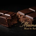 MinimalのBean to Barチョコレートの割れた断面を写したクローズアップ写真。深い艶としっとりした質感が伝わる高級チョコレートのビジュアル