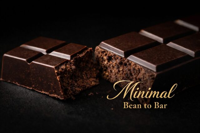 MinimalのBean to Barチョコレートの割れた断面を写したクローズアップ写真。深い艶としっとりした質感が伝わる高級チョコレートのビジュアル