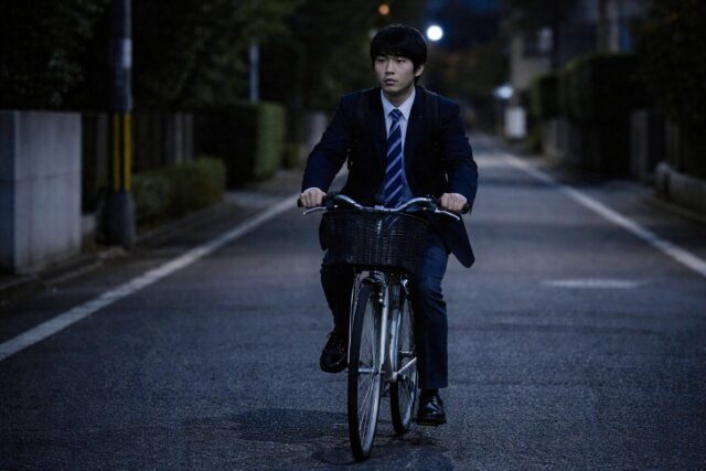 夜に無灯火で自転車を運転してる男子高校生