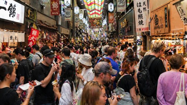 錦市場の昼に食べ歩き渋滞している様子