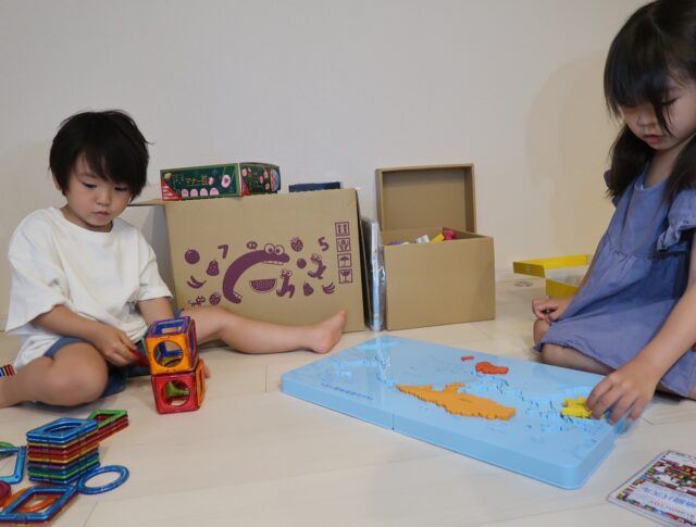 おもちゃで遊ぶ子どもたち