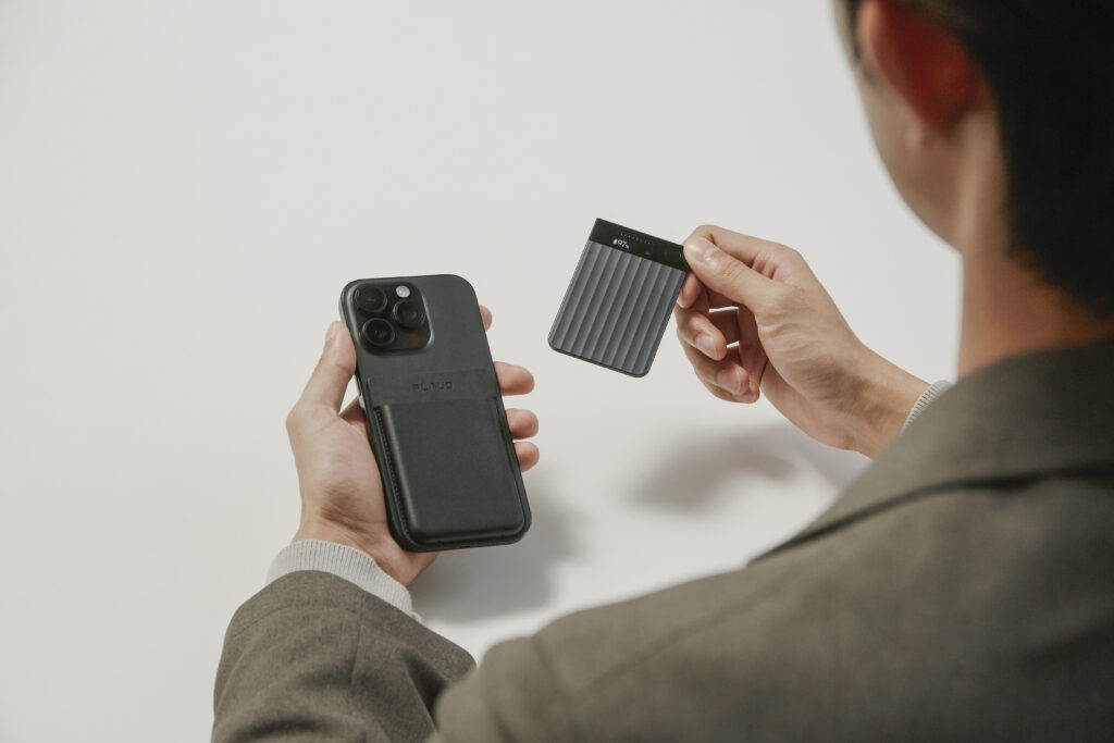 スマホに取り付ける様子